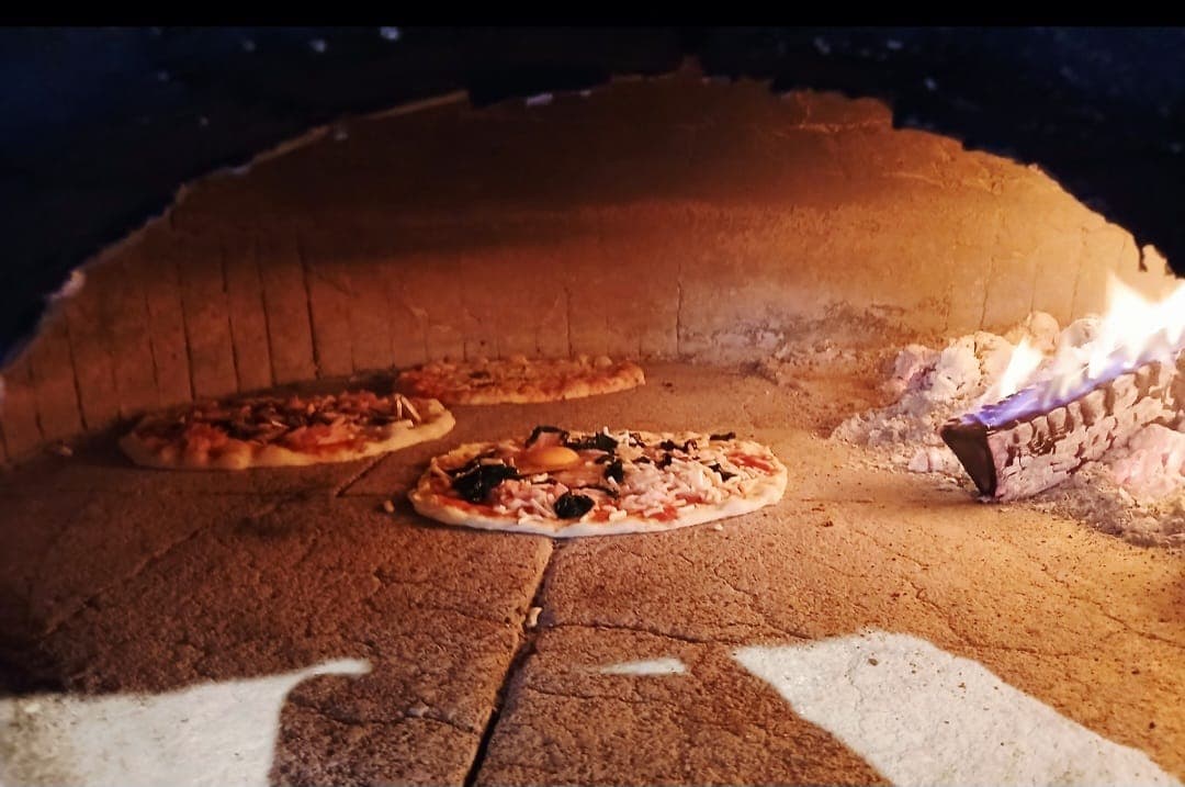 Pizza oven with flames