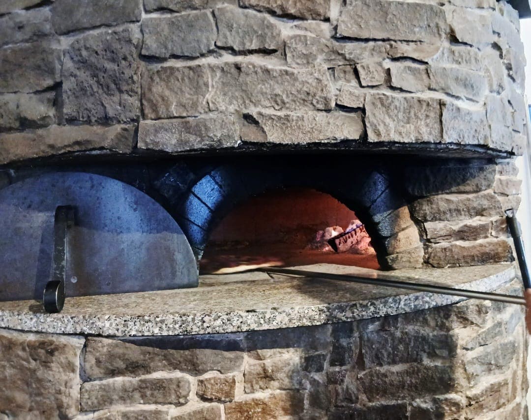 Pizza oven with flames